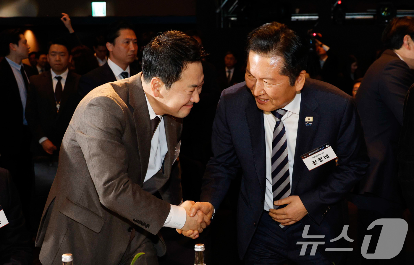 (서울=뉴스1) 유승관 기자 = 정청래 더불어민주당 대표와 장동혁 국민의힘 대표가 24일 서울 장충동 신라호텔에서 열린 매일경제 창간 60주년 기념 비전코리아 국민보고대회에서 인사 …
