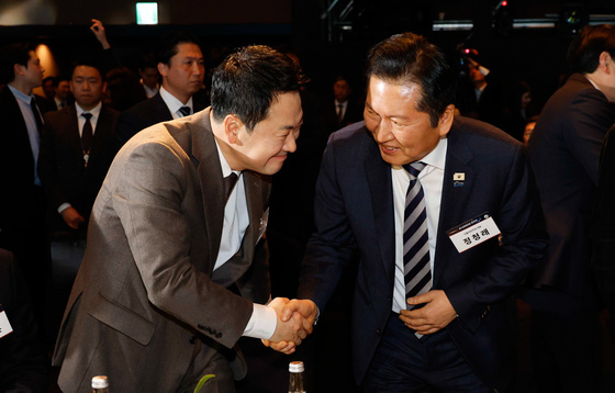 손 맞잡은 여야 대표