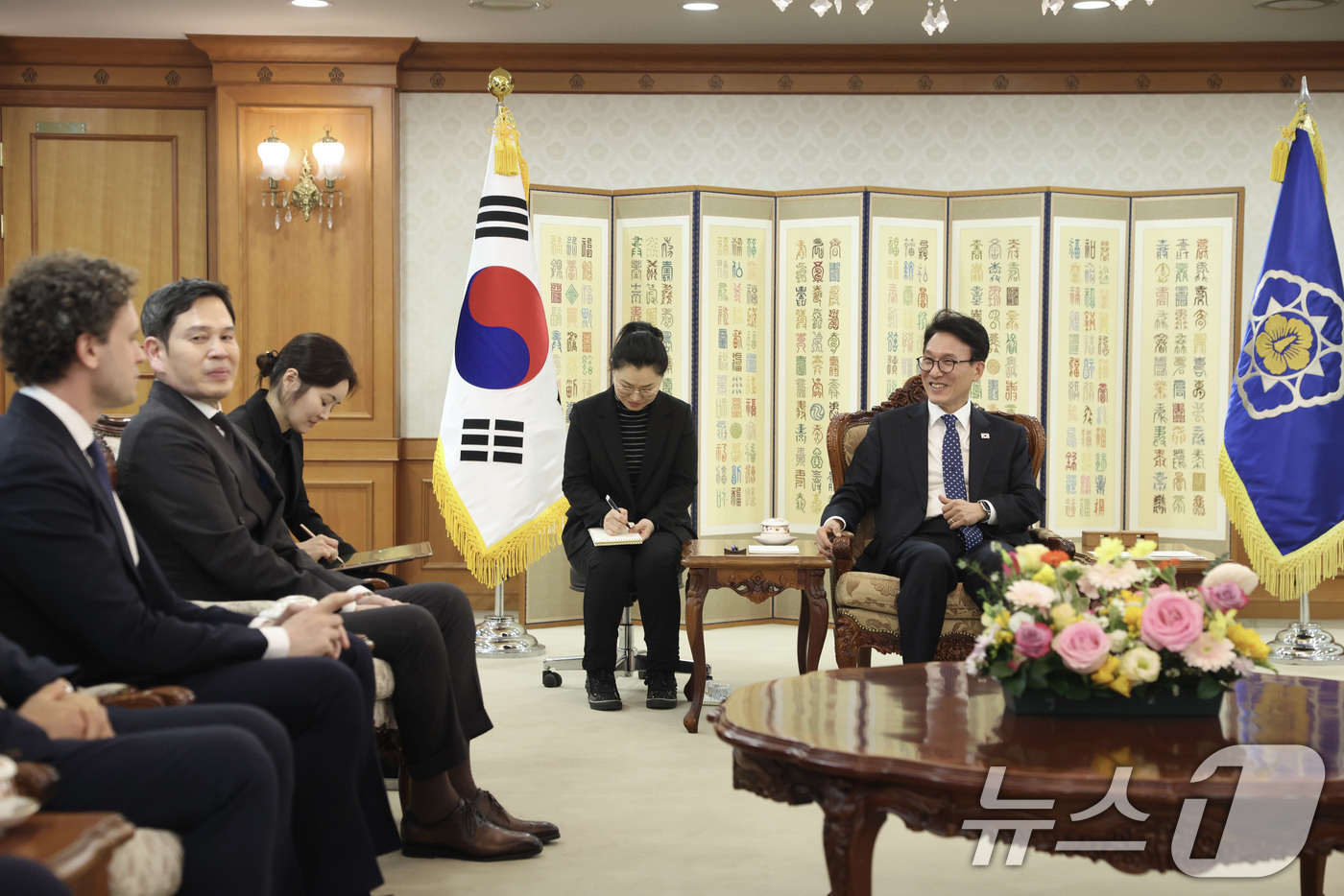 김민석 국무총리가 정용진 신세계 회장 및 미샤 라스킨 리플렉션 AI 대표와 면담하는 모습