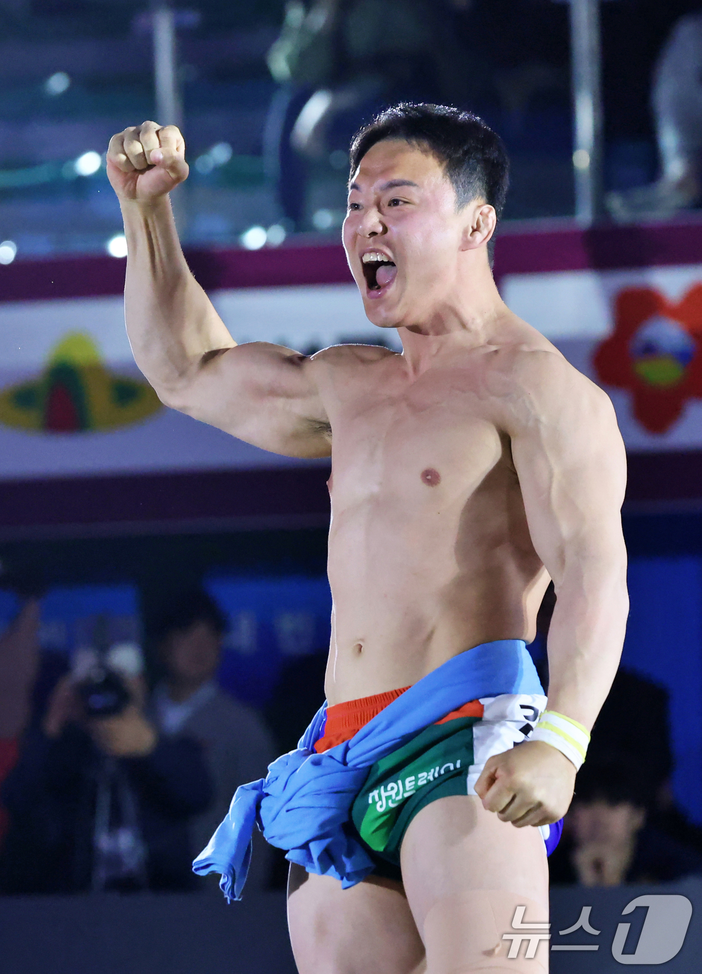 (서울=뉴스1) = 24일 충북 단양군 단양체육관에서 열린 ‘위더스제약 2026 민속씨름 단양온달장사씨름대회’에서 소백장사(72kg이하)에 등극한 김성하(창원특례시청)가 포효하고 …