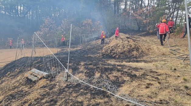 안동 야산서 산불, 헬기 5대 투입…"성묘객 실화 추정"
