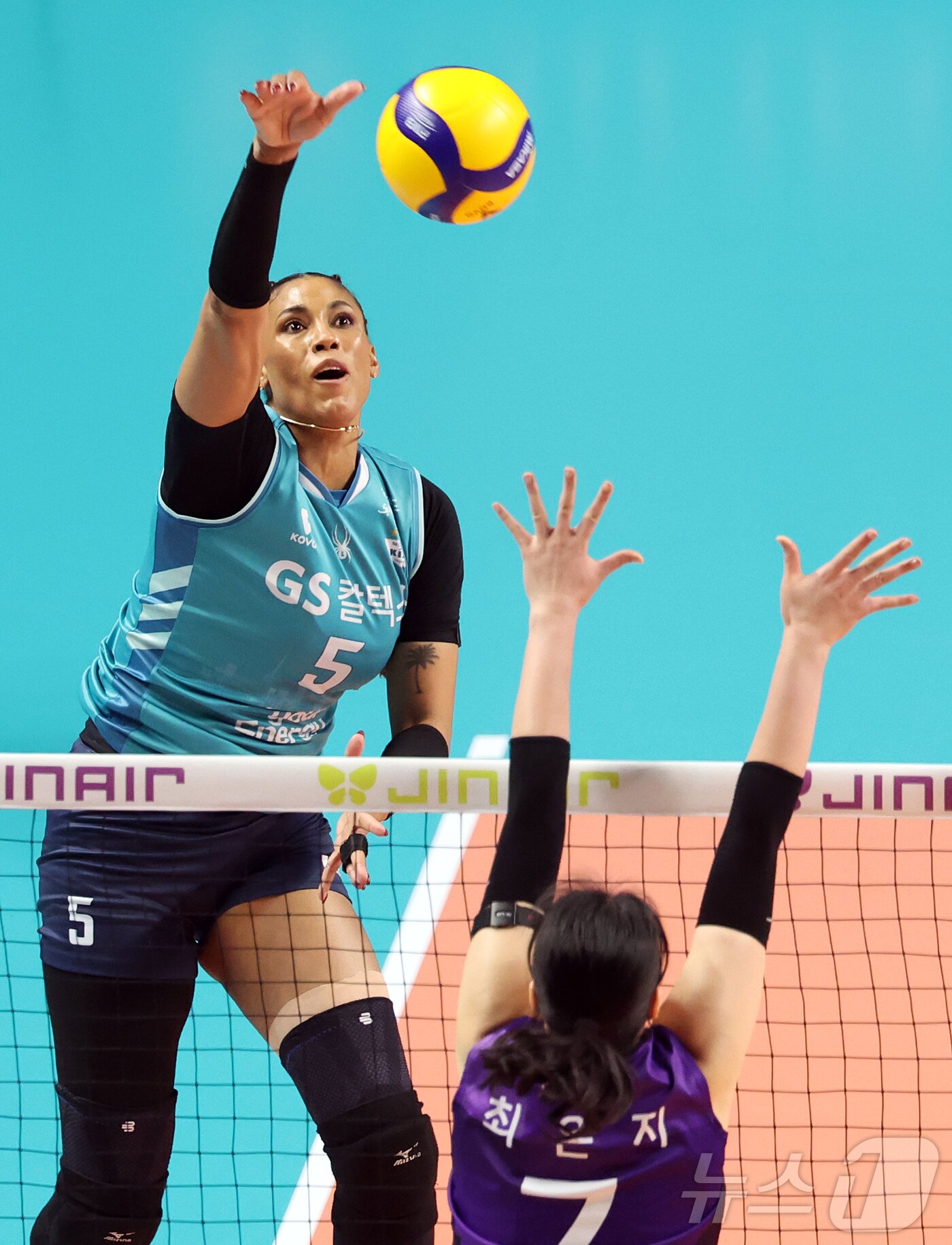본문 이미지 - 24일 오후 서울 중구 장충체육관에서 열린 2025-26 V리그 여자부 준플레이오프 GS칼텍스와 흥국생명의 경기, GS칼텍스 실바가 1세트 스파이크 공격을 하고 있다. 2026.3.24 ⓒ 뉴스1 김진환 기자