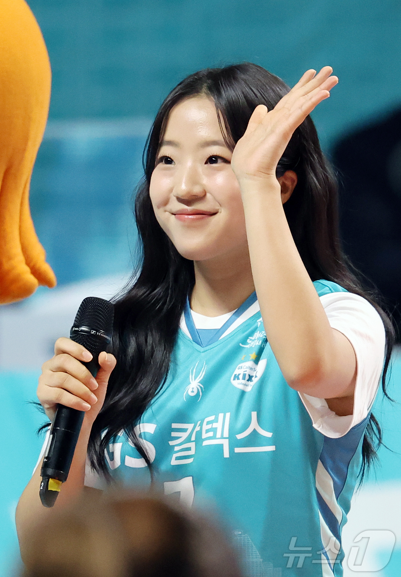 (서울=뉴스1) 김진환 기자 = 탁구 국가대표 신유빈이 24일 오후 서울 중구 장충체육관에서 열리는 2025-26 V리그 여자부 준플레이오프 GS칼텍스와 흥국생명의 경기 시구에 앞 …