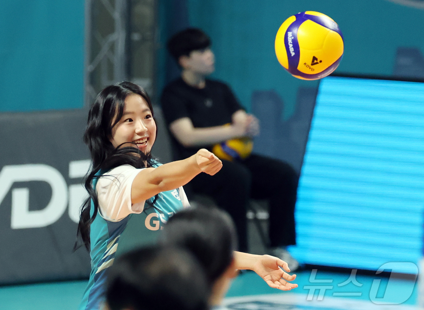 (서울=뉴스1) 김진환 기자 = 탁구 국가대표 신유빈이 24일 오후 서울 중구 장충체육관에서 열리는 2025-26 V리그 여자부 준플레이오프 GS칼텍스와 흥국생명의 경기에 앞서 시 …