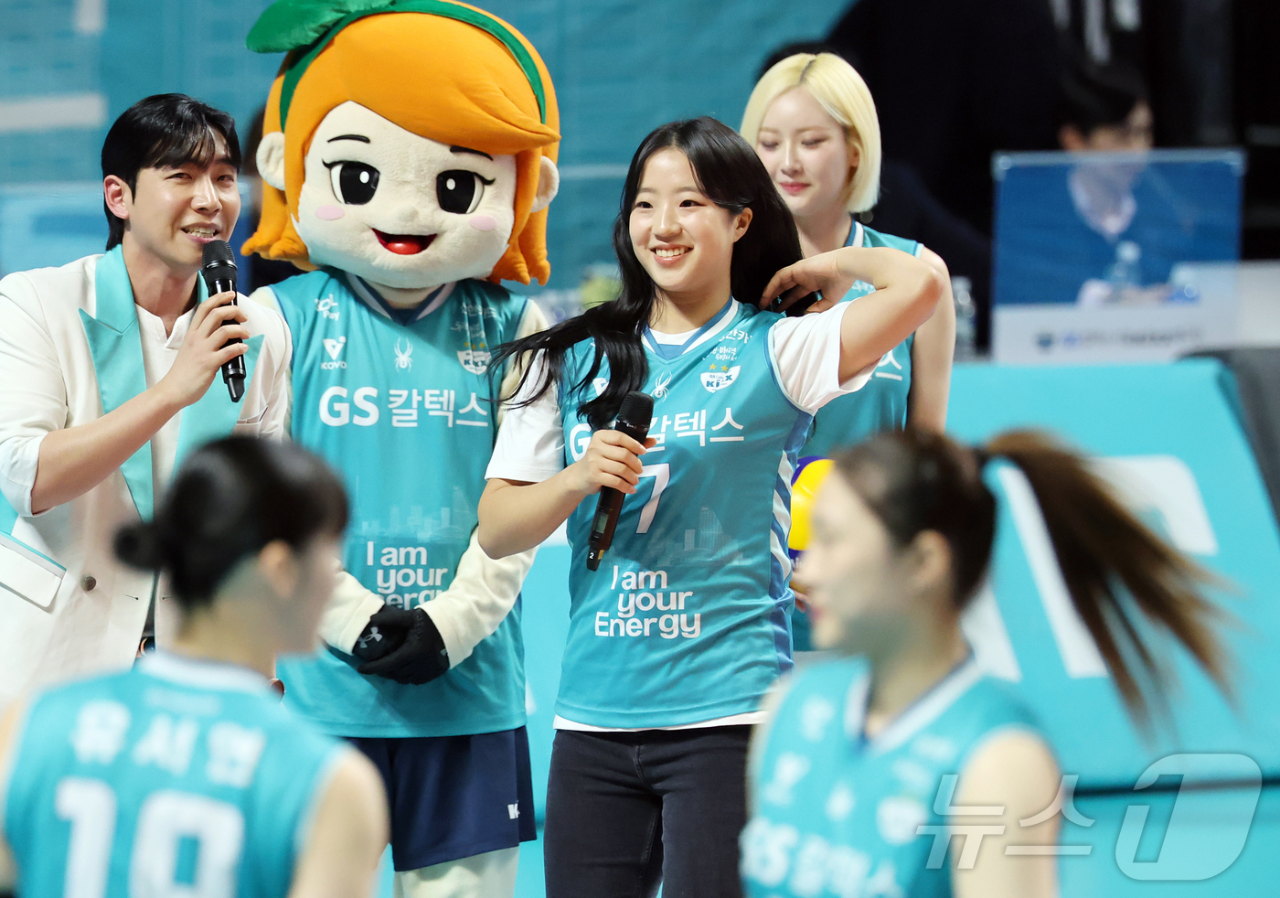 (서울=뉴스1) 김진환 기자 = 탁구 국가대표 신유빈이 24일 오후 서울 중구 장충체육관에서 열리는 2025-26 V리그 여자부 준플레이오프 GS칼텍스와 흥국생명의 경기 시구에 앞 …