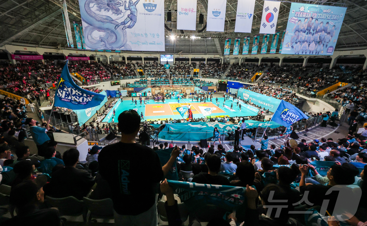(서울=뉴스1) 김진환 기자 = 24일 오후 서울 중구 장충체육관에서 열린 2025-26 V리그 여자부 준플레이오프 GS칼텍스와 흥국생명의 경기, GS칼텍스 응원단이 열정적인 응원 …