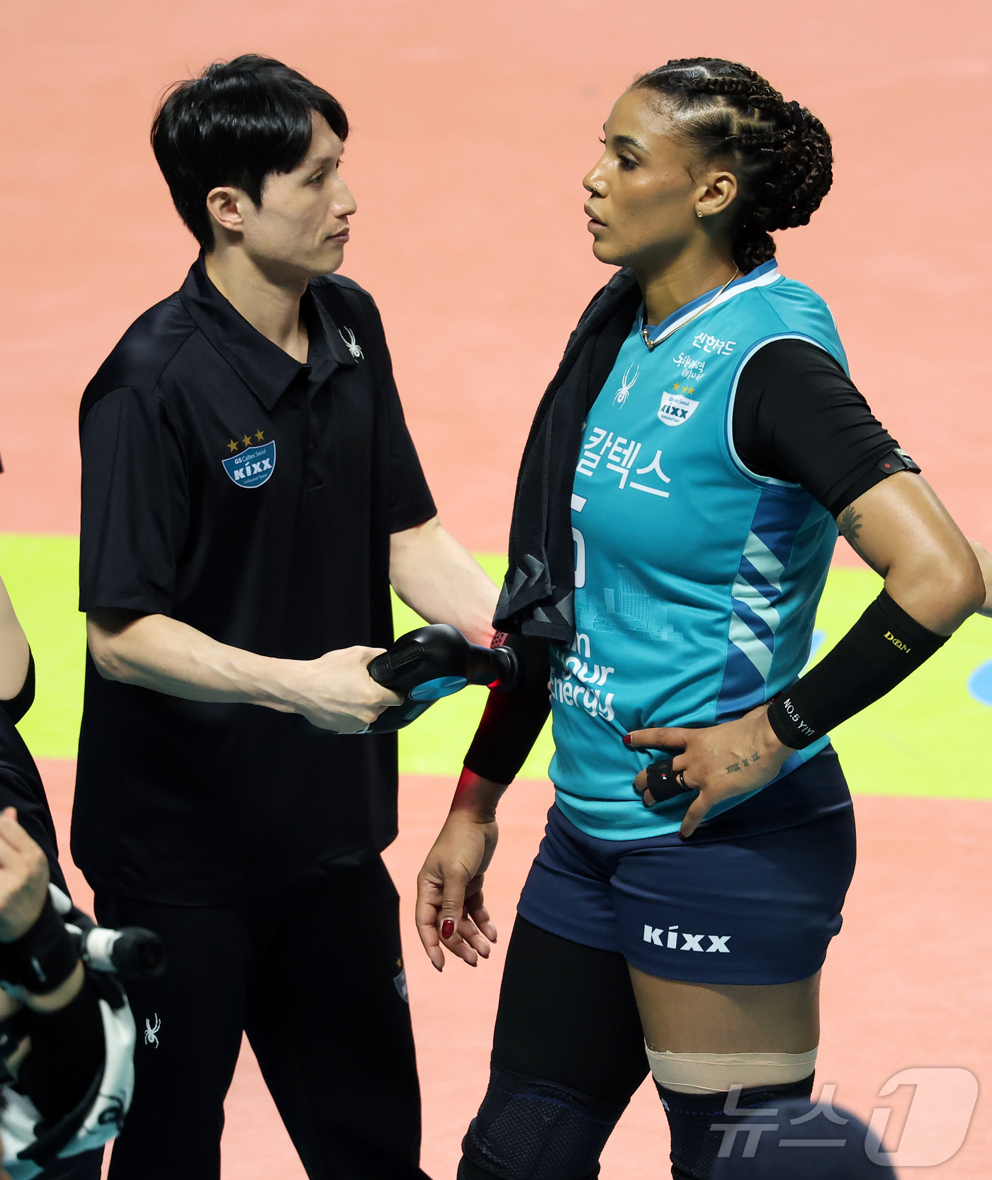 (서울=뉴스1) 김진환 기자 = 24일 오후 서울 중구 장충체육관에서 열린 2025-26 V리그 여자부 준플레이오프 GS칼텍스와 흥국생명의 경기, GS칼텍스 실바가 3세트 작전타임 …