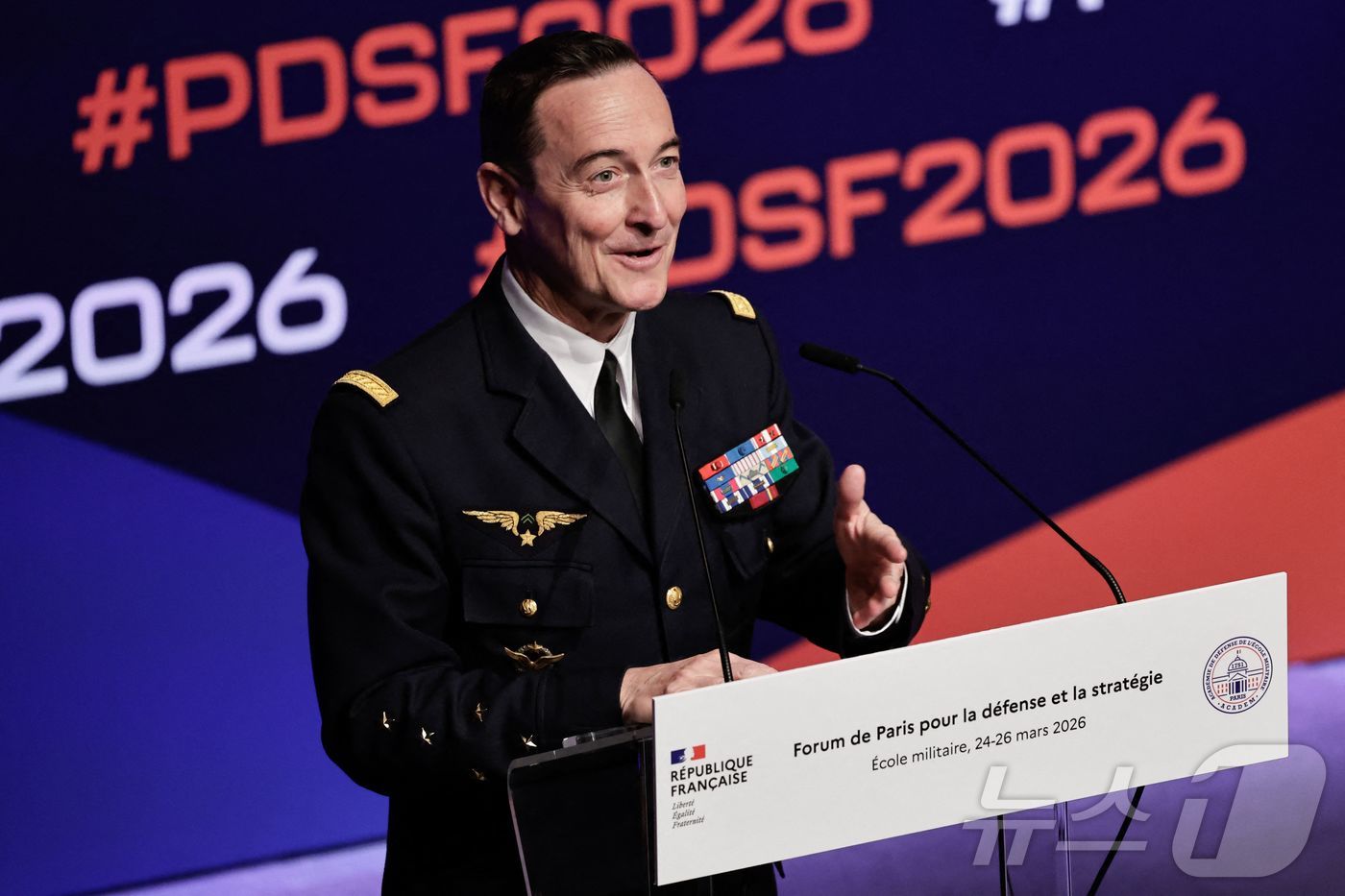 (파리 AFP=뉴스1) 이창규 기자 = 파비앵 망동 프랑스군 참모총장이 24일(현지시간) 에콜 밀리테르(군사학교)에서 열린 파리 국방전략포럼에서 연설하고 있다. 2026.3.24. …