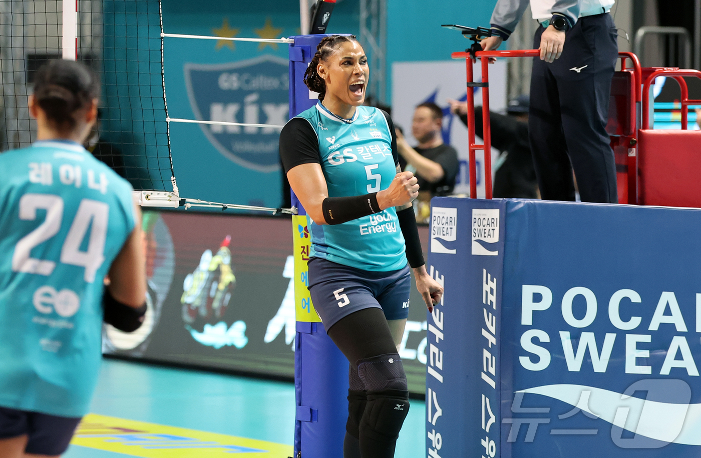 (서울=뉴스1) 김진환 기자 = 24일 오후 서울 중구 장충체육관에서 열린 2025-26 V리그 여자부 준플레이오프 GS칼텍스와 흥국생명의 경기, GS칼텍스 실바가 경기를 마무리 …