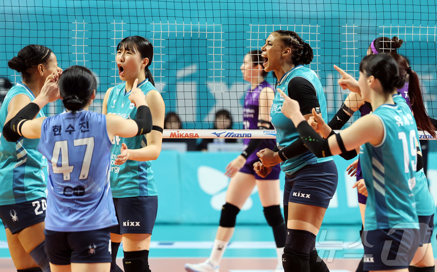 (서울=뉴스1) 김진환 기자 = 24일 오후 서울 중구 장충체육관에서 열린 2025-26 V리그 여자부 준플레이오프 GS칼텍스와 흥국생명의 경기, GS칼텍스 실바를 비롯한 선수들이 …