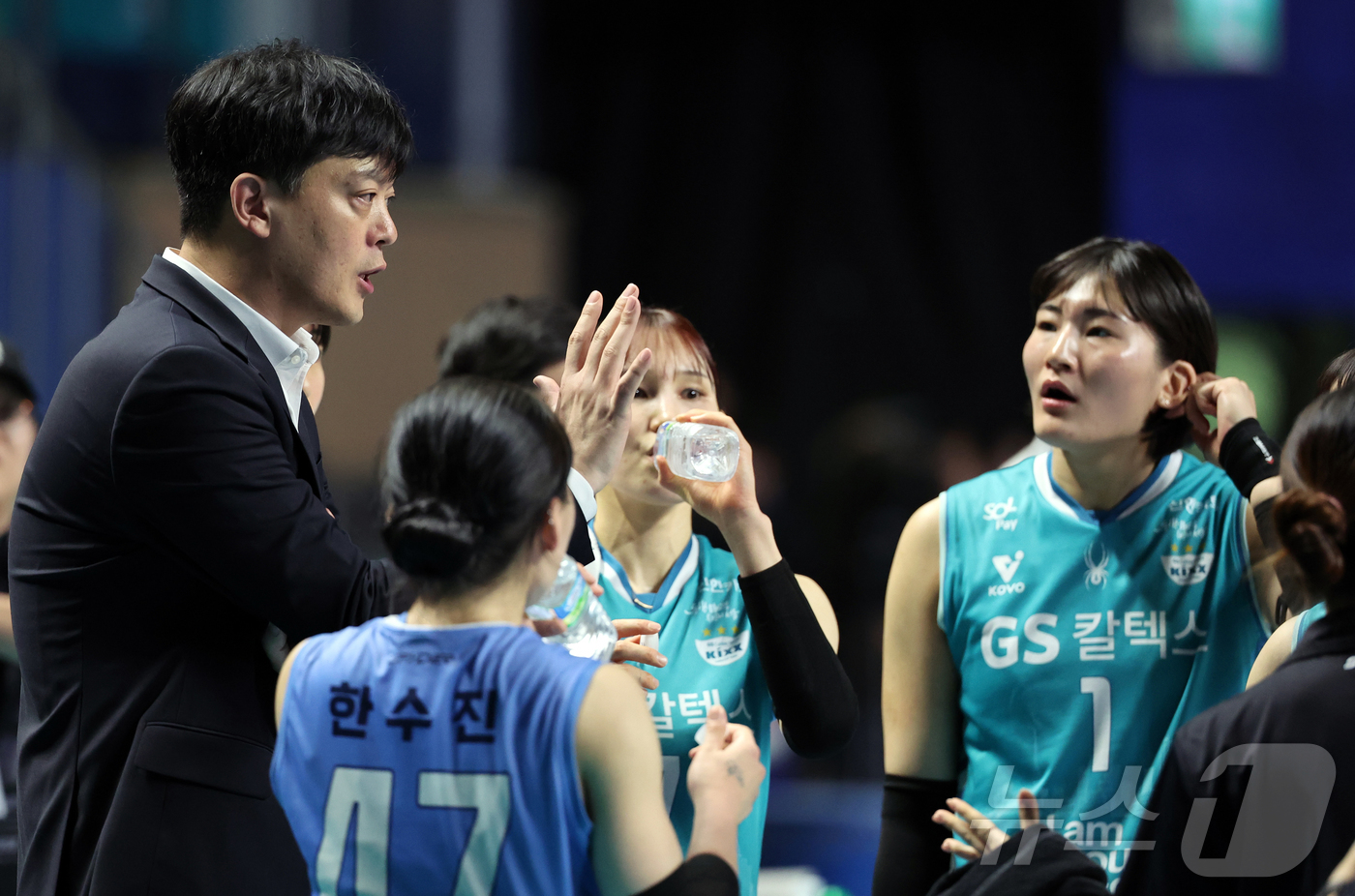 (서울=뉴스1) 김진환 기자 = 24일 오후 서울 중구 장충체육관에서 열린 2025-26 V리그 여자부 준플레이오프 GS칼텍스와 흥국생명의 경기, GS칼텍스 이영택 감독이 4세트 …