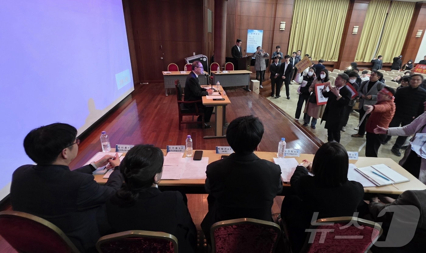 (아산=뉴스1) 이시우 기자 = 24일 충남 아산시 선문대학교 본관 대강당에서 열린 '아산 열병합발전사업 환경‧기후변화 영향평가서(초안) 공청회'에서 사업자 측의 답변에 불만족한 …