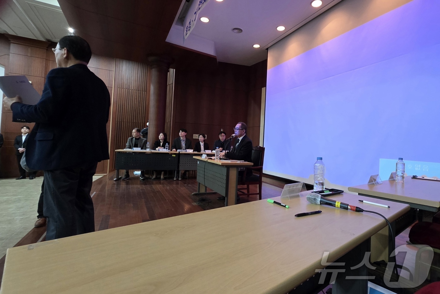 (아산=뉴스1) 이시우 기자 = 24일 충남 아산시 선문대학교 본관 대강당에서 열린 '아산 열병합발전사업 환경‧기후변화 영향평가서(초안) 공청회'에서 사업자 측의 답변에 불만족한 …