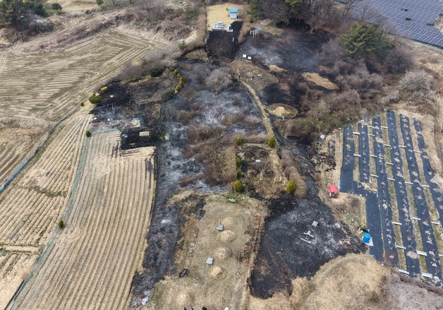 김제 묘지 인근서 화재 잇따라 2명 부상…"소각 부주의 추정"