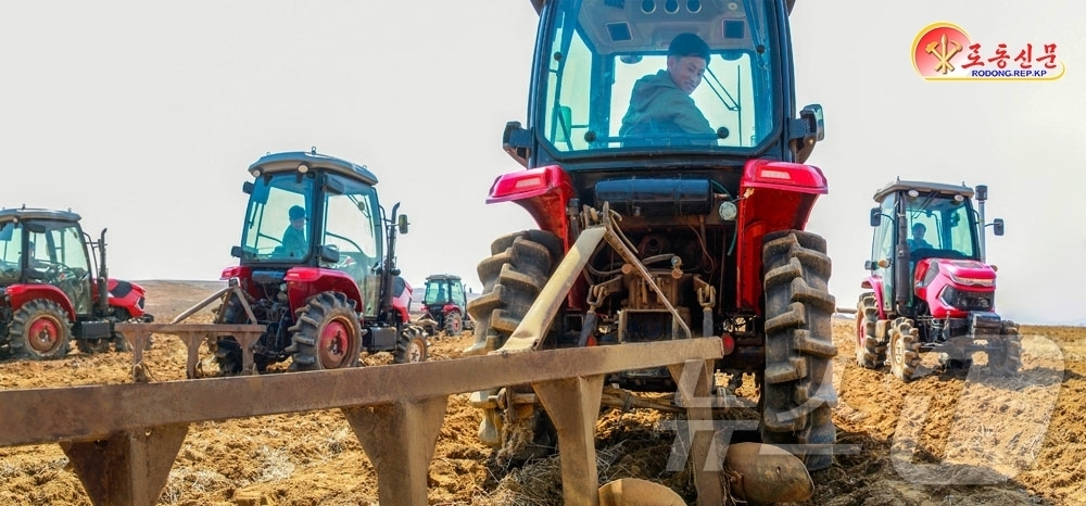 (평양 노동신문=뉴스1) = 북한 노동당 기관지 노동신문은 25일 "온천군 학천농장에서 당면한 영농사업에 힘을 넣고 있다"고 선전했다.[국내에서만 사용가능. 재배포 금지. DB 금 …