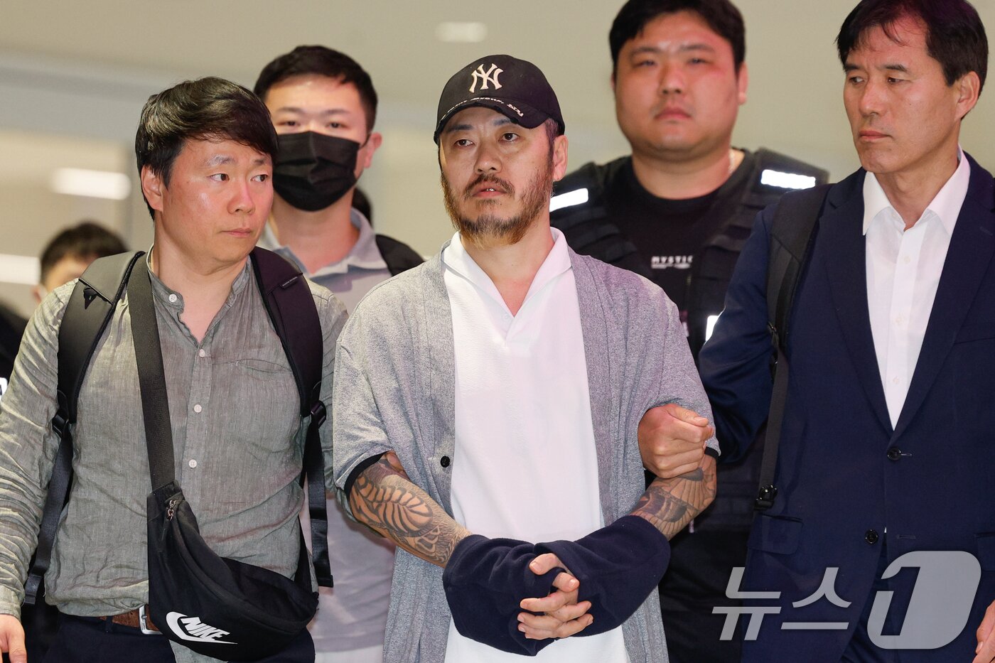 본문 이미지 - 필리핀에서 복역 중이던 이른바 '마약왕' 박왕열(48)이 25일 한국으로 송환, 인천국제공항에서 이송되고 있다. 2026.3.25 ⓒ 뉴스1 안은나 기자