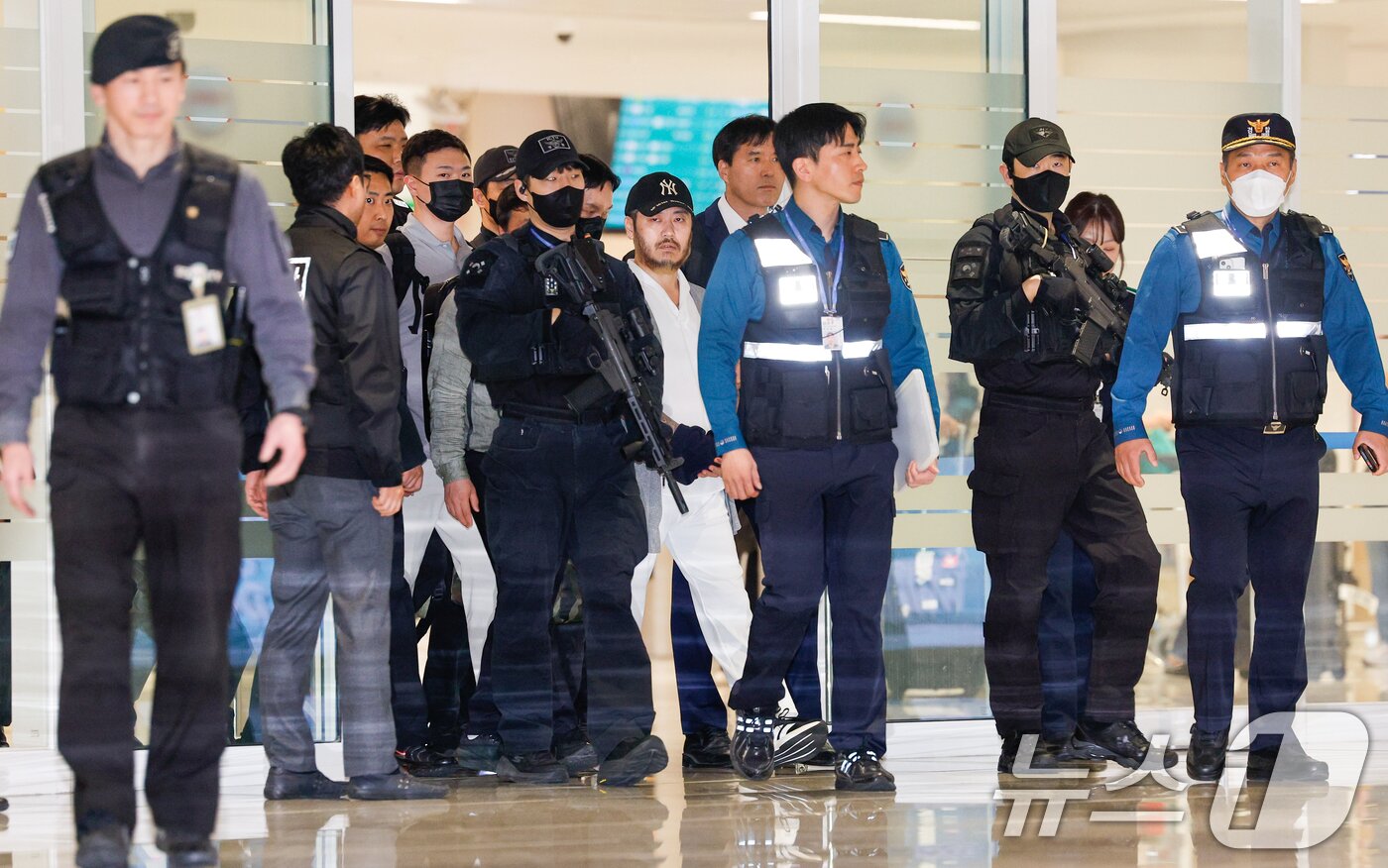 본문 이미지 - 필리핀에서 복역 중이던 이른바 '마약왕' 박왕열(48)이 25일 한국으로 송환, 인천국제공항에서 이송되고 있다. 2026.3.25 ⓒ 뉴스1 안은나 기자