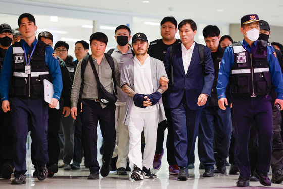 '동남아 마약왕' 박왕열, 수갑 찬 채 송환…검은 모자 쓰고 묵묵부답