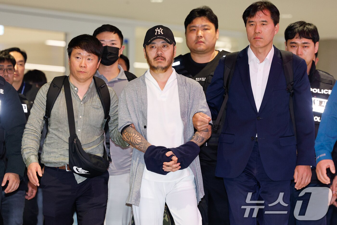 본문 이미지 - 필리핀에서 복역 중이던 이른바 '마약왕' 박왕열(48)이 25일 한국으로 송환, 인천국제공항에서 이송되고 있다. 2026.3.25 ⓒ 뉴스1 안은나 기자