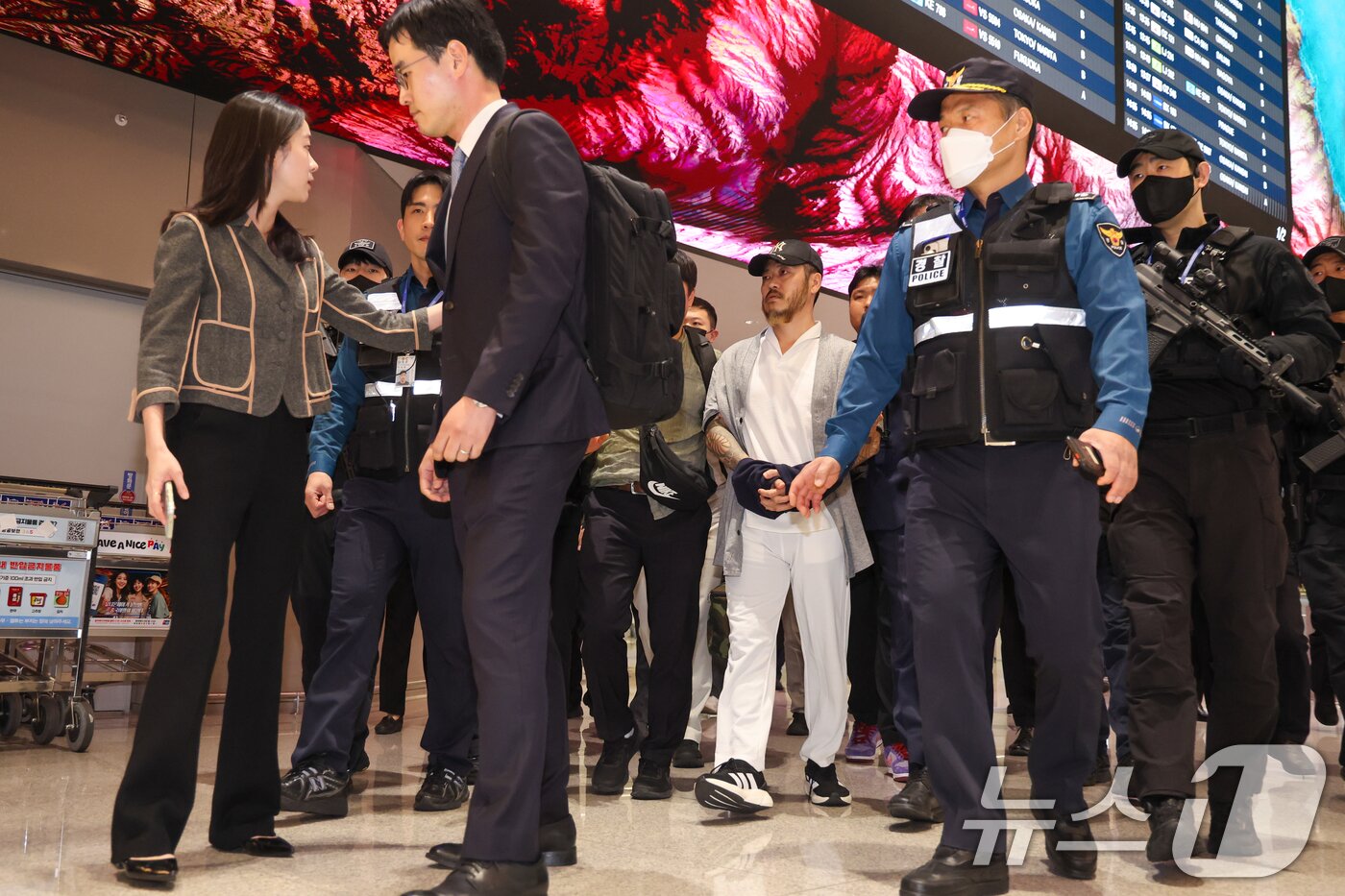본문 이미지 - 필리핀에서 복역 중이던 이른바 '마약왕' 박왕열(48)이 25일 한국으로 송환, 인천국제공항에서 이송되고 있다. 2026.3.25 ⓒ 뉴스1 안은나 기자
