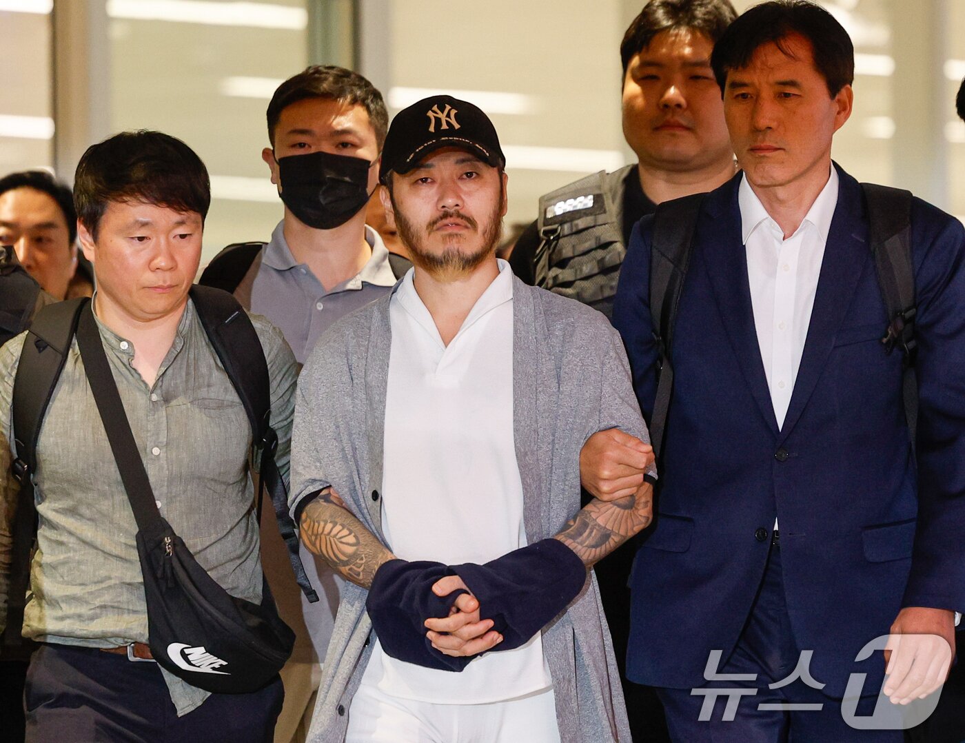 본문 이미지 - 필리핀에서 복역 중이던 이른바 '마약왕' 박왕열(48)이 25일 한국으로 송환, 인천국제공항에서 이송되고 있다. 2026.3.25 ⓒ 뉴스1 안은나 기자