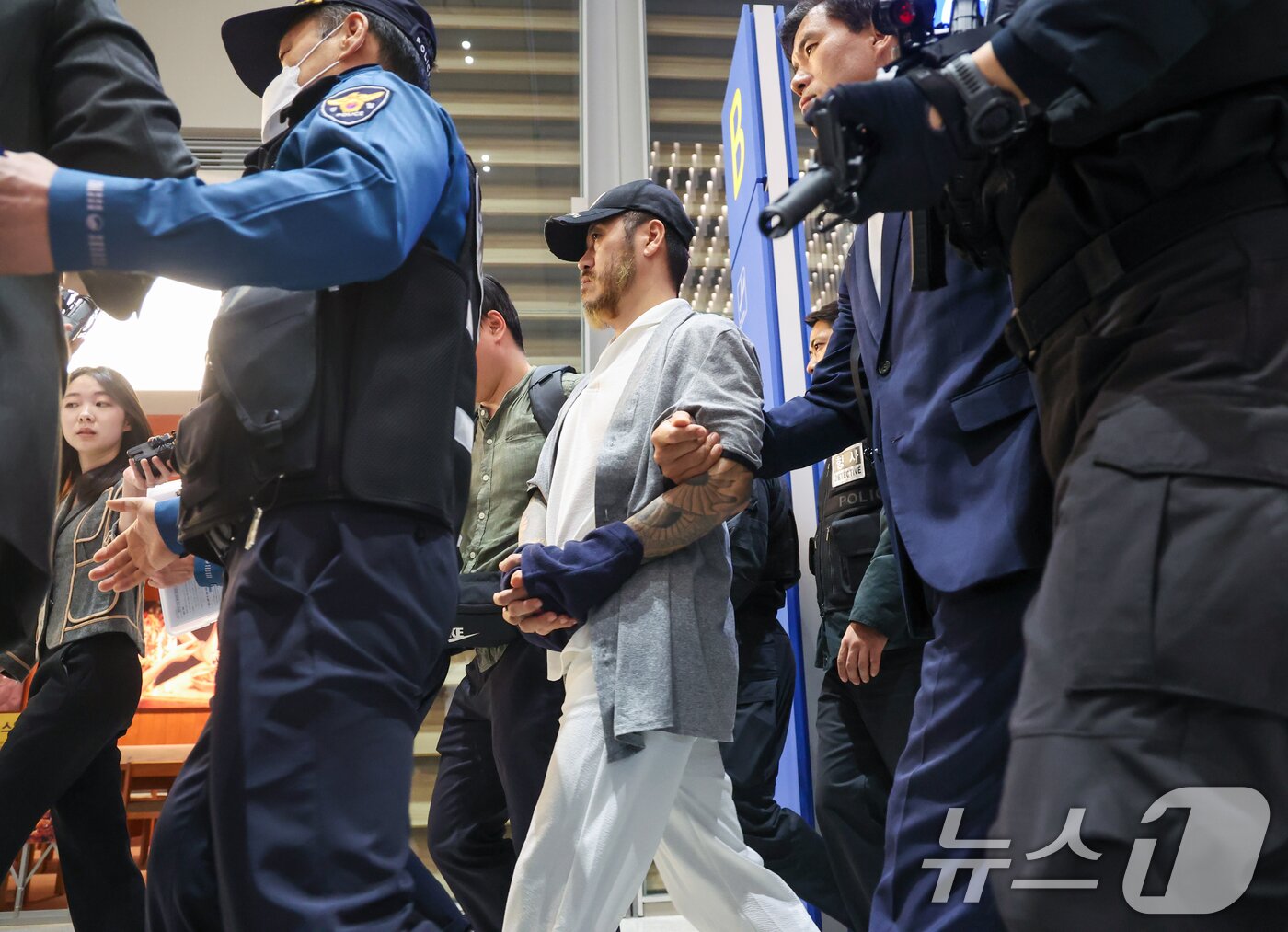 본문 이미지 - 필리핀에서 복역 중이던 이른바 '마약왕' 박왕열(48)이 25일 한국으로 송환, 인천국제공항에서 이송되고 있다. 2026.3.25 ⓒ 뉴스1 안은나 기자