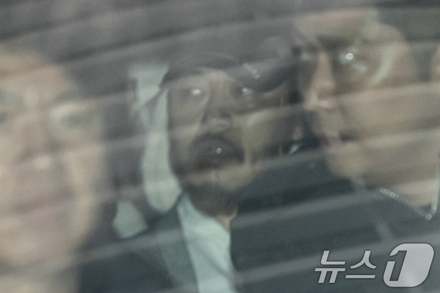 본문 이미지 - 필리핀에서 복역 중이던 이른바 '마약왕' 박왕열(48)이 25일 한국으로 송환, 인천국제공항에서 호송차량에 탑승하고 있다. (공동취재) 2026.3.25 ⓒ 뉴스1 안은나 기자