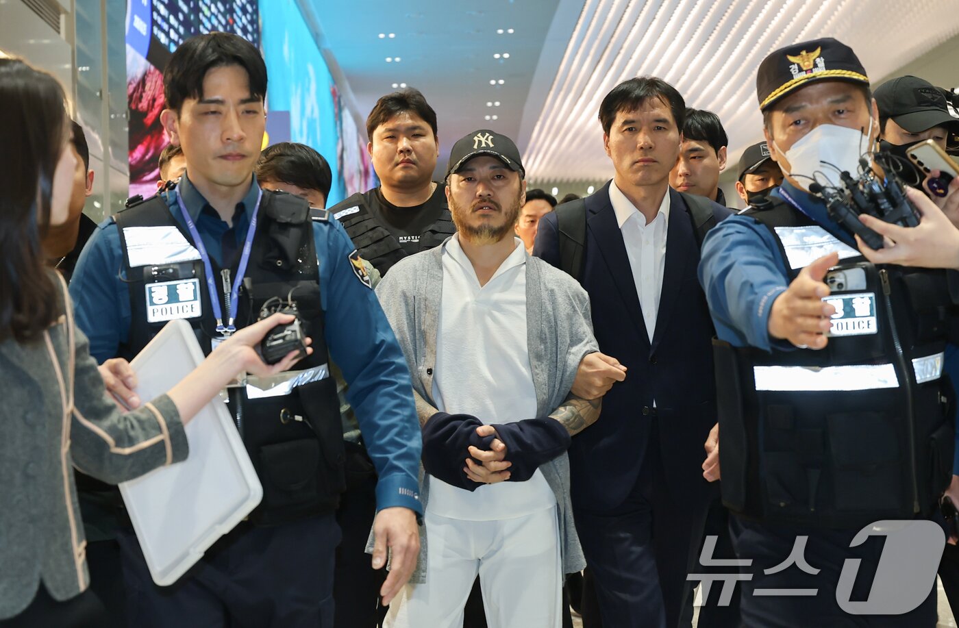 본문 이미지 - 필리핀에서 복역 중이던 이른바 '마약왕' 박왕열(48)이 25일 한국으로 송환, 인천국제공항에서 이송되고 있다. (공동취재) 2026.3.25 ⓒ 뉴스1 안은나 기자