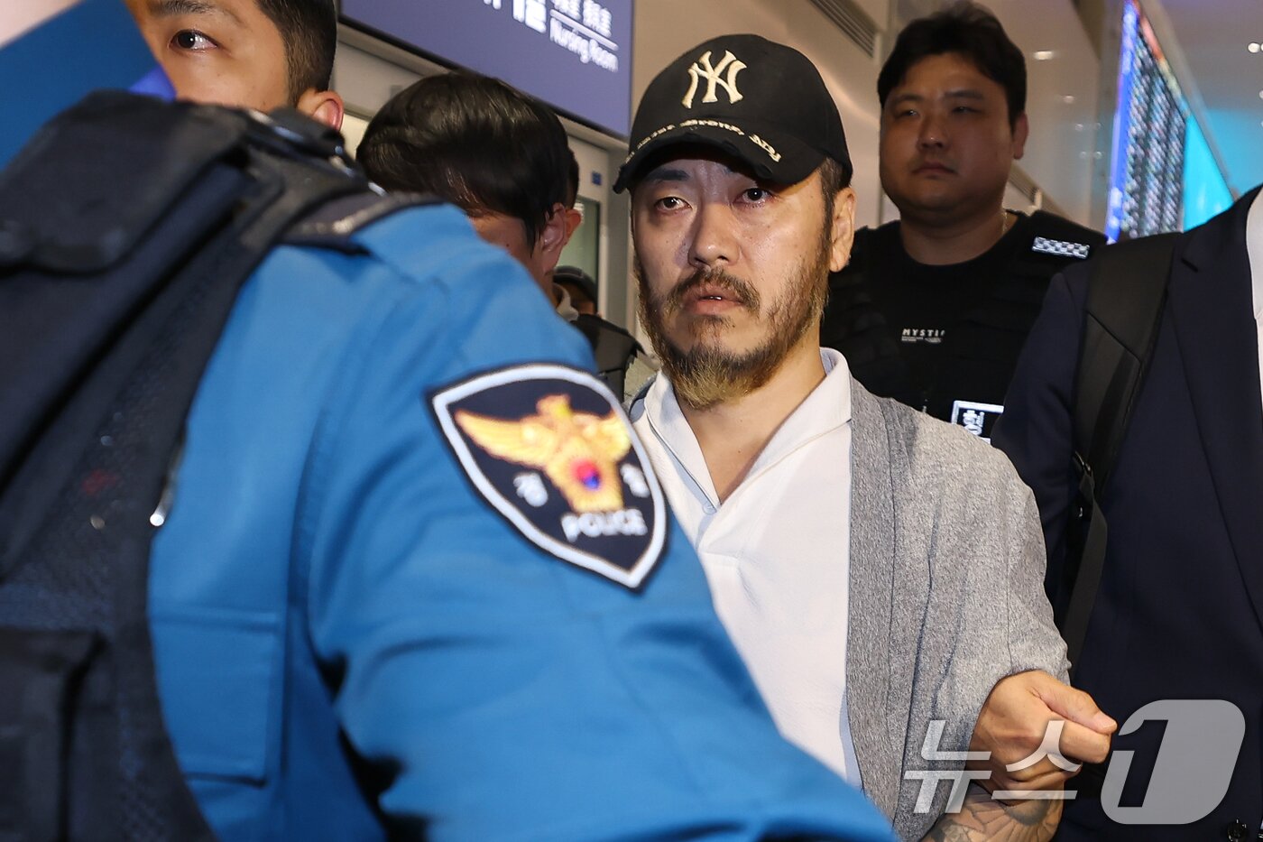 본문 이미지 - 필리핀에서 복역 중이던 이른바 '마약왕' 박왕열(48)이 25일 한국으로 송환, 인천국제공항에서 이송되고 있다. (공동취재) 2026.3.25 ⓒ 뉴스1 안은나 기자