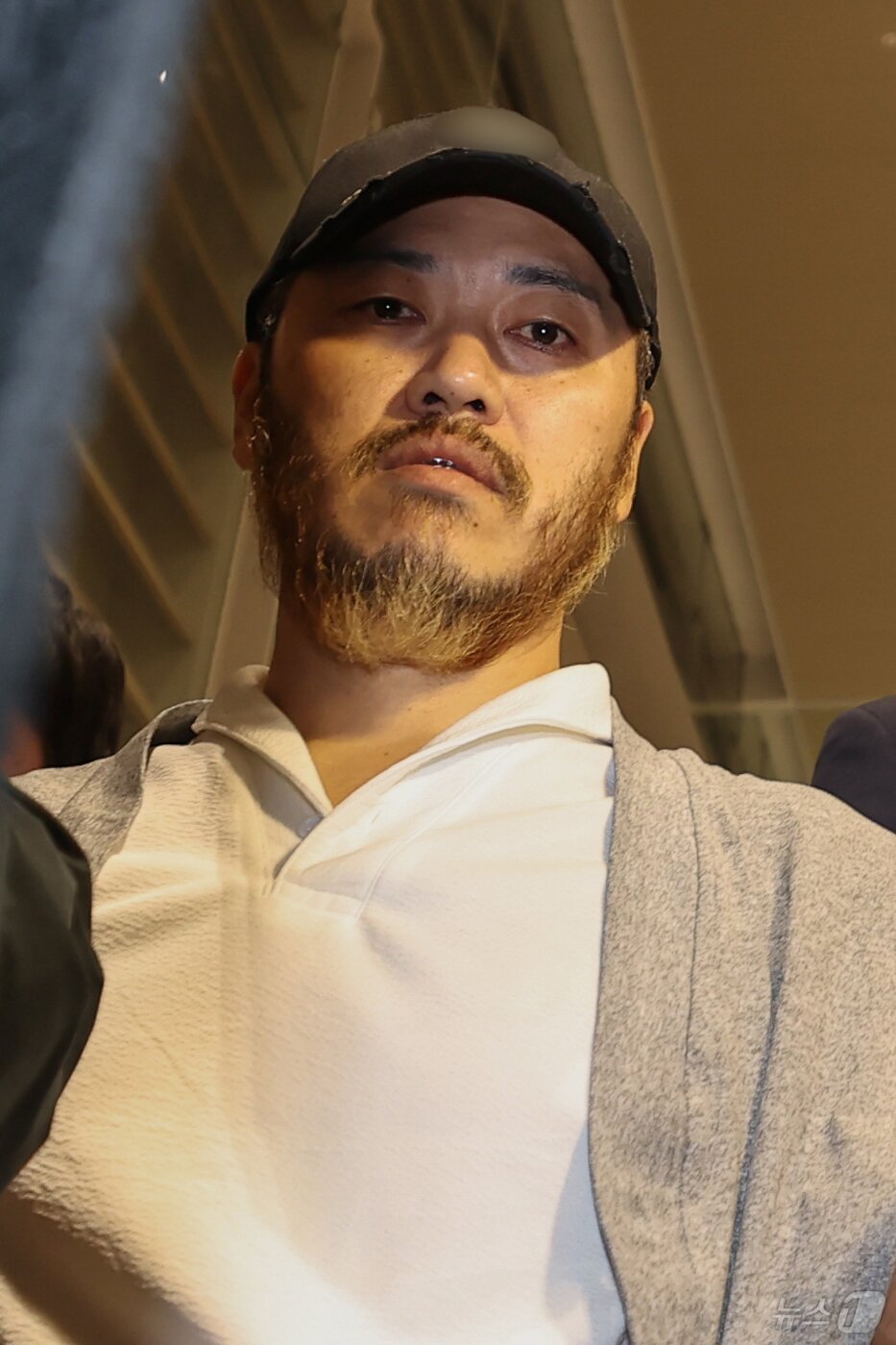 본문 이미지 - 필리핀에서 복역 중이던 이른바 '마약왕' 박왕열(48)이 25일 한국으로 송환, 인천국제공항에서 이송되고 있다. (공동취재) 2026.3.25 ⓒ 뉴스1 안은나 기자