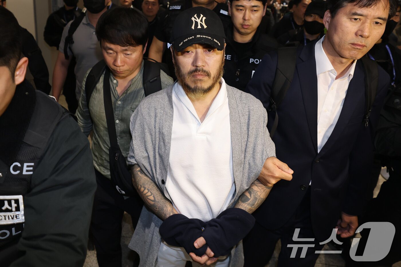 본문 이미지 - 필리핀에서 복역 중이던 이른바 '마약왕' 박왕열(48)이 25일 한국으로 송환, 인천국제공항에서 이송되고 있다. (공동취재) 2026.3.25 ⓒ 뉴스1 안은나 기자