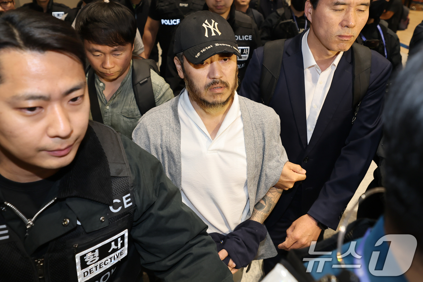 (인천공항=뉴스1) 안은나 기자 = 필리핀에서 복역 중이던 이른바 '마약왕' 박왕열(48)이 25일 한국으로 송환, 인천국제공항에서 이송되고 있다. (공동취재) 2026.3.25/ …