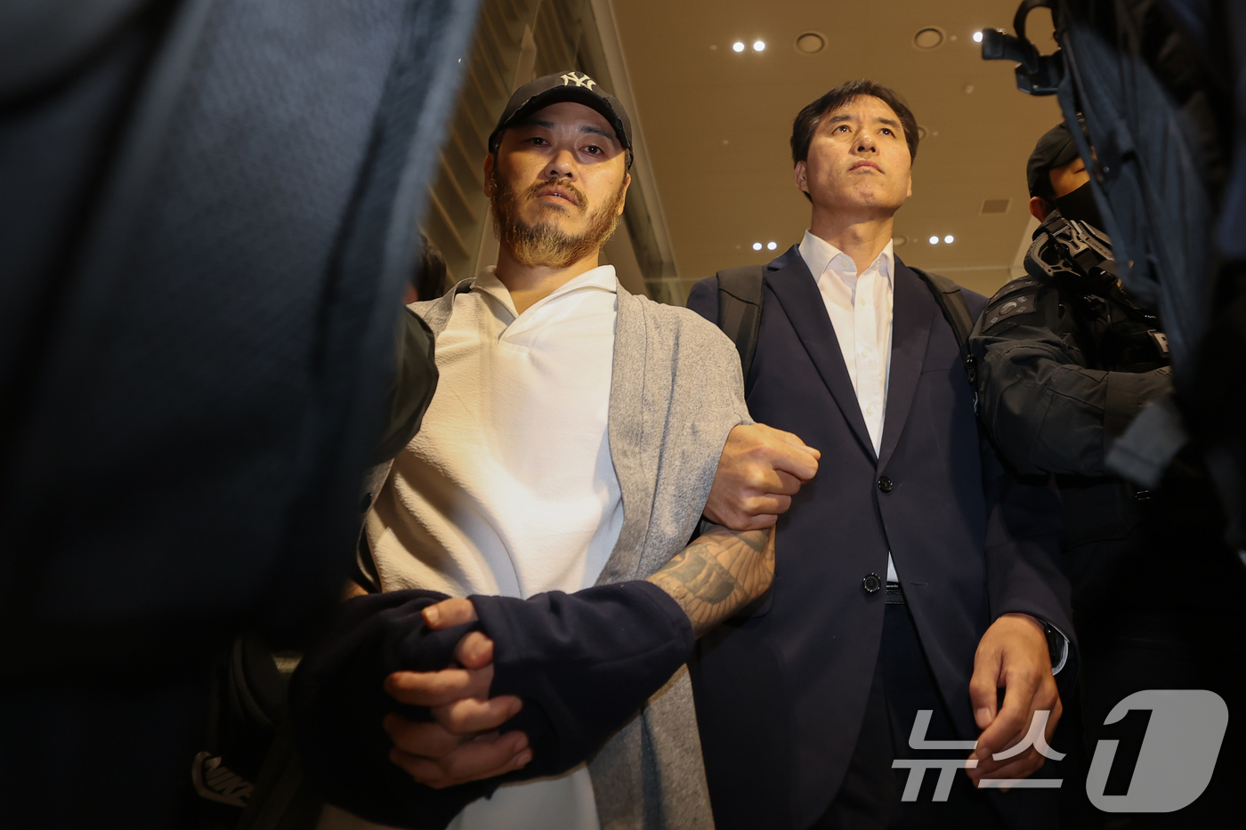 (인천공항=뉴스1) 안은나 기자 = 필리핀에서 복역 중이던 이른바 '마약왕' 박왕열(48)이 25일 한국으로 송환, 인천국제공항에서 이송되고 있다. (공동취재) 2026.3.25/ …