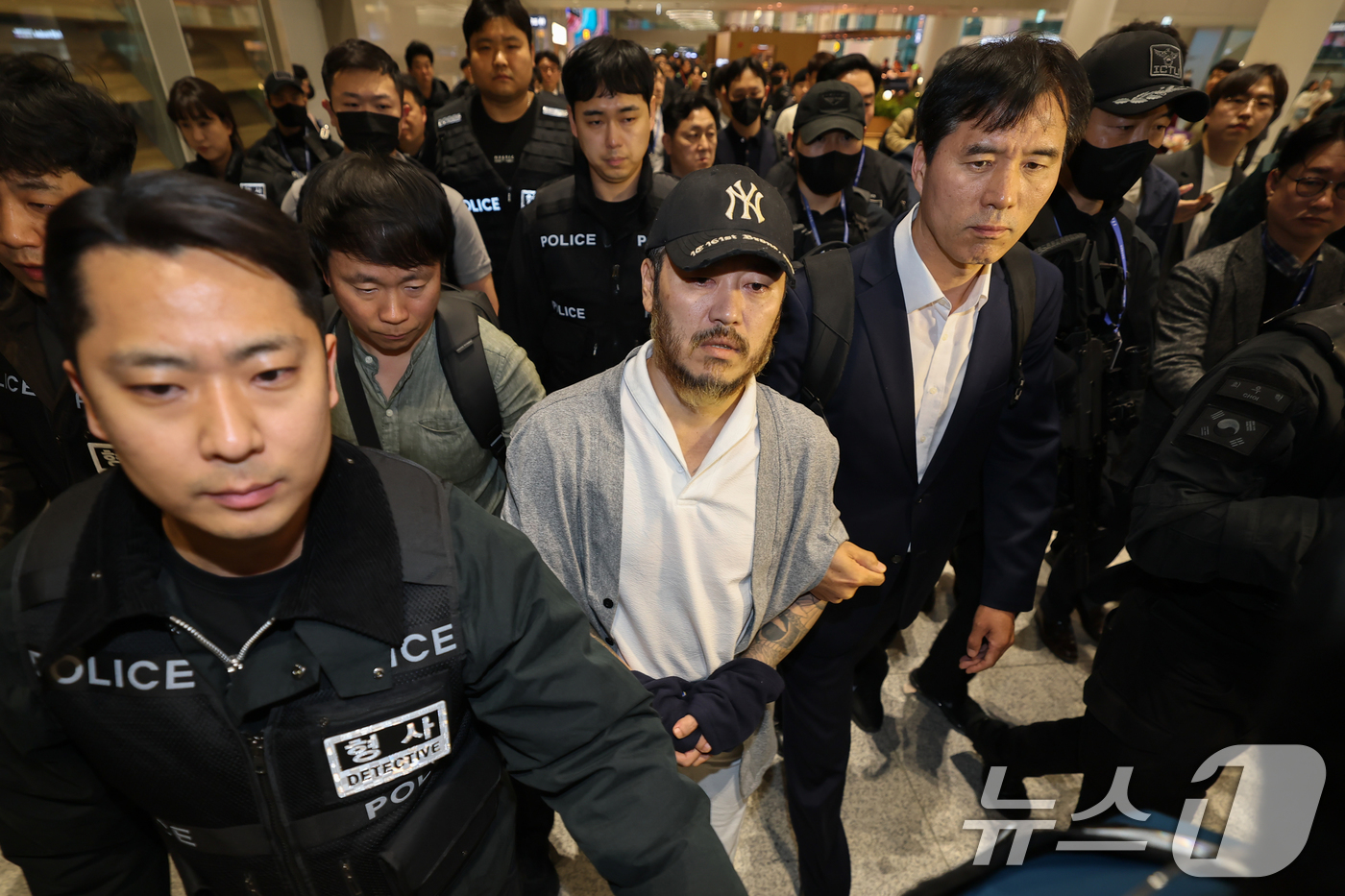 (인천공항=뉴스1) 안은나 기자 = 필리핀에서 복역 중이던 이른바 '마약왕' 박왕열(48)이 25일 한국으로 송환, 인천국제공항에서 이송되고 있다. (공동취재) 2026.3.25/ …