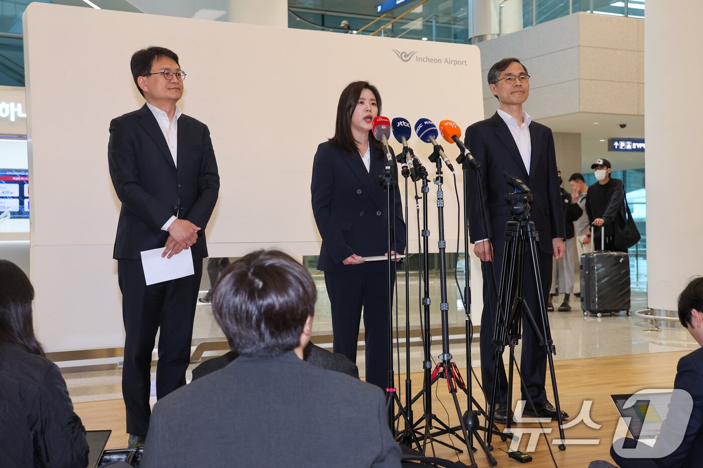 본문 이미지 - 초국가범죄 특별대응 태스크포스(TF) 윤주석 외교부 영사안전국장(왼쪽부터), 이지연 법무부 국제형사과장, 유승렬 경찰청 수사기획조정관이 25일 인천국제공항 2터미널에서 필리핀에서 복역 중이던 이른바 '마약왕' 박왕열의 국내 임시인도와 관련해 브리핑을 하고 있다. 2026.3.25 ⓒ 뉴스1 안은나 기자