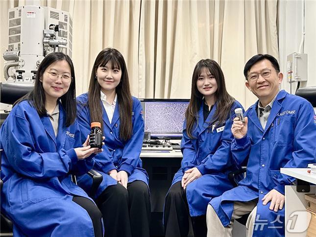 From left to right: Professor Jeong Hyun-jeong of the Department of Biological Sciences at KAIST; Jeong Joo-yeon, a combined master’s and Ph.D. student in the Department of Biological Sciences; Cha Su-Jin, a Ph.D. candidate in the Department of Materials Science and Engineering; and Professor Sang-Wook Kim of the Department of Materials Science and Engineering (Provided by KAIST) 2026.3.25 / News1