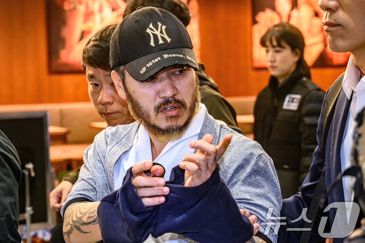 본문 이미지 - 필리핀에서 복역 중이던 이른바 ‘텔레그램 마약왕’ 박왕열(48)이 25일 오전 인천국제공항 제2터미널을 통해 국내로 송환되고 있다. 박씨는 필리핀 교도소 수감 중에도 텔레그램을 이용해 매달 300억 원대의 마약을 국내에 유통한 혐의를 받고 있다. (공동취재) 2026.3.25 ⓒ 뉴스1 안은나 기자