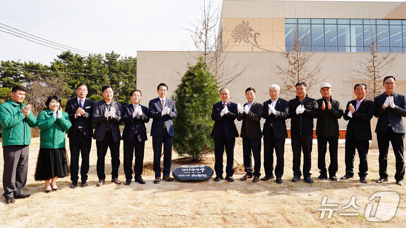 본문 이미지 - 지난 24일 인지면 희망공원 증축 봉안당 ‘서산시 추모의 집’ 준공식에 이어 기념식수 행사 모습(서산시 제공. 재판매 및 DB금지)2026.3.25/뉴스1
