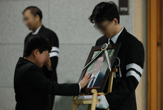 "아빠 나 여기 있어" 어린 아들도 통곡…안전공업 희생자 첫 발인