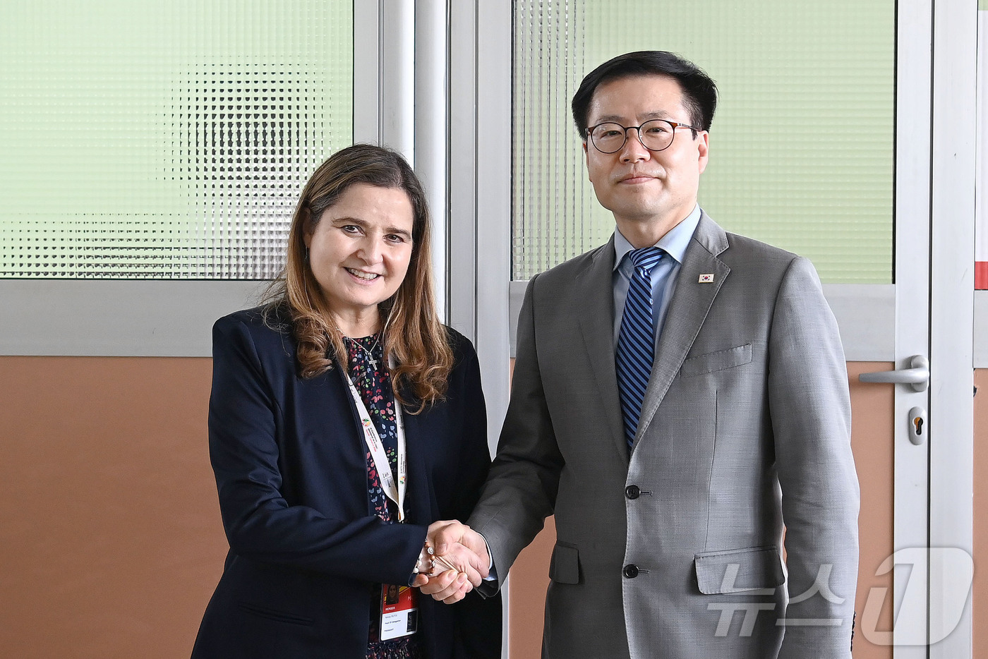 (서울=뉴스1) = 여한구 산업통상부 통상교섭본부장이 24일(현지시간) 카메룬 야운데에서 열린 제14차 각료회의 참석 계기에 파트리시아 프루토스 루이스 파라과이 외교부 경제관계 및 …