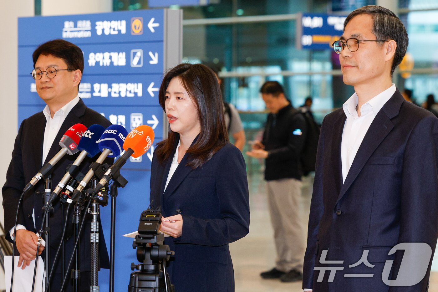 본문 이미지 - 초국가범죄 특별대응 태스크포스(TF) 유병석 외교부 영사안전국 심의관(왼쪽부터), 이지연 법무부 국제형사과장, 유승렬 경찰청 수사기획조정관이 25일 인천국제공항 2터미널에서 필리핀에서 복역 중이던 이른바 '마약왕' 박왕열의 국내 임시인도와 관련해 브리핑을 하고 있다. 2026.3.25 ⓒ 뉴스1 안은나 기자