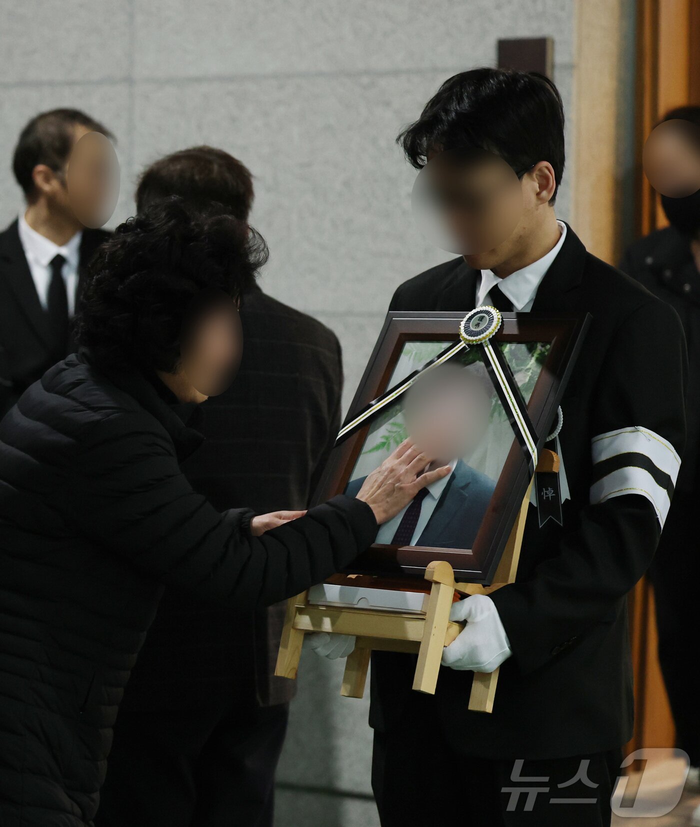 본문 이미지 - 25일 대전 충남대병원 장례식장에서 공장 화재로 74명의 사상자가 발생한 안전공업 희생자 최 모씨의 발인에서 유가족이 슬퍼하고 있다. 2026.3.25 ⓒ 뉴스1 김기태 기자