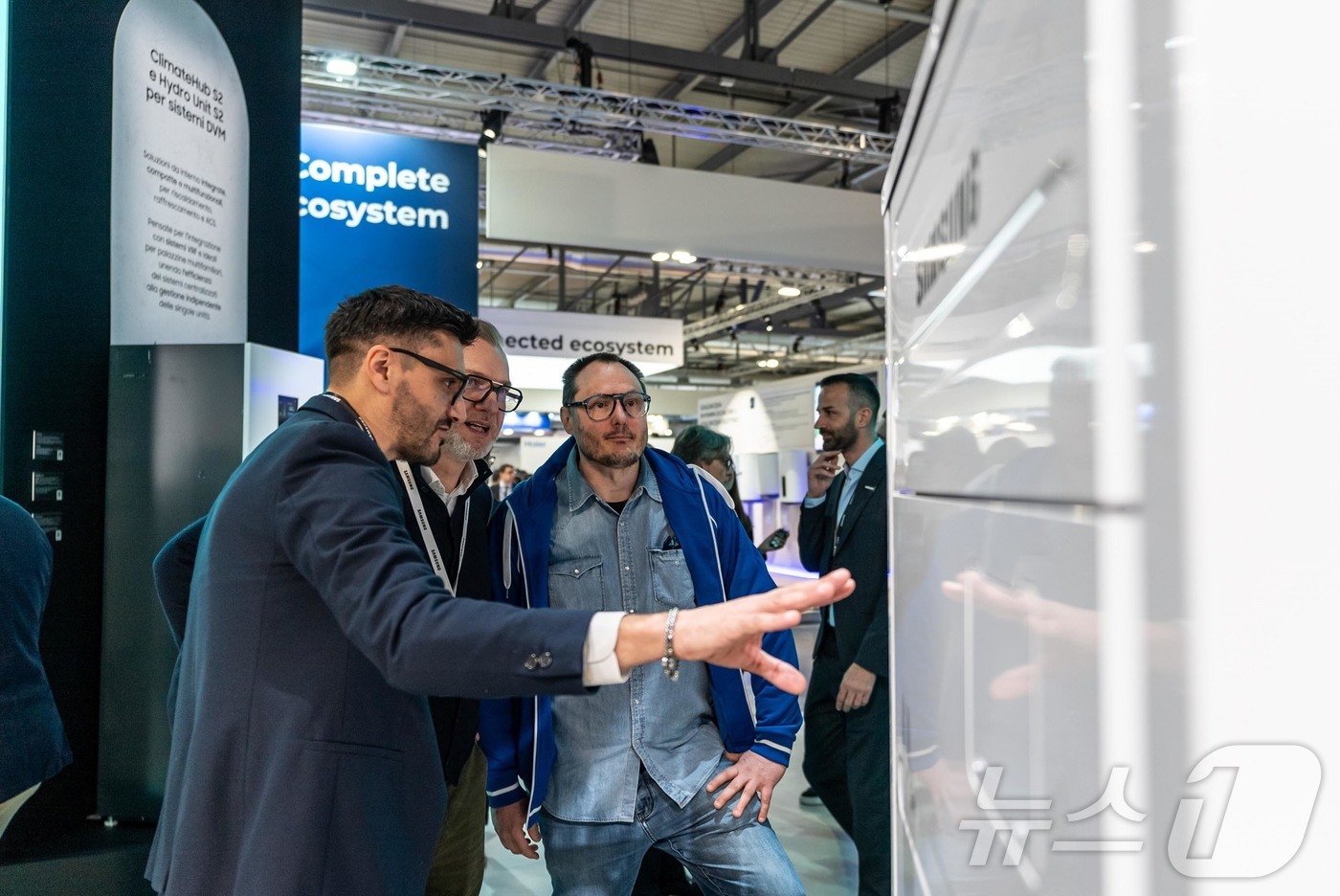 (서울=뉴스1) = 삼성전자가 24일부터 27일(현지시간)까지 이탈리아 밀라노에서 열리는 유럽 최대 냉난방공조 전시회 'MCE 2026'에서 8개의 'MCE 어워드' 우수상을 수상 …