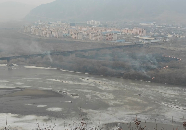 북중 철길 공사 중 화재…北 민가 인근 광화문광장급 태워