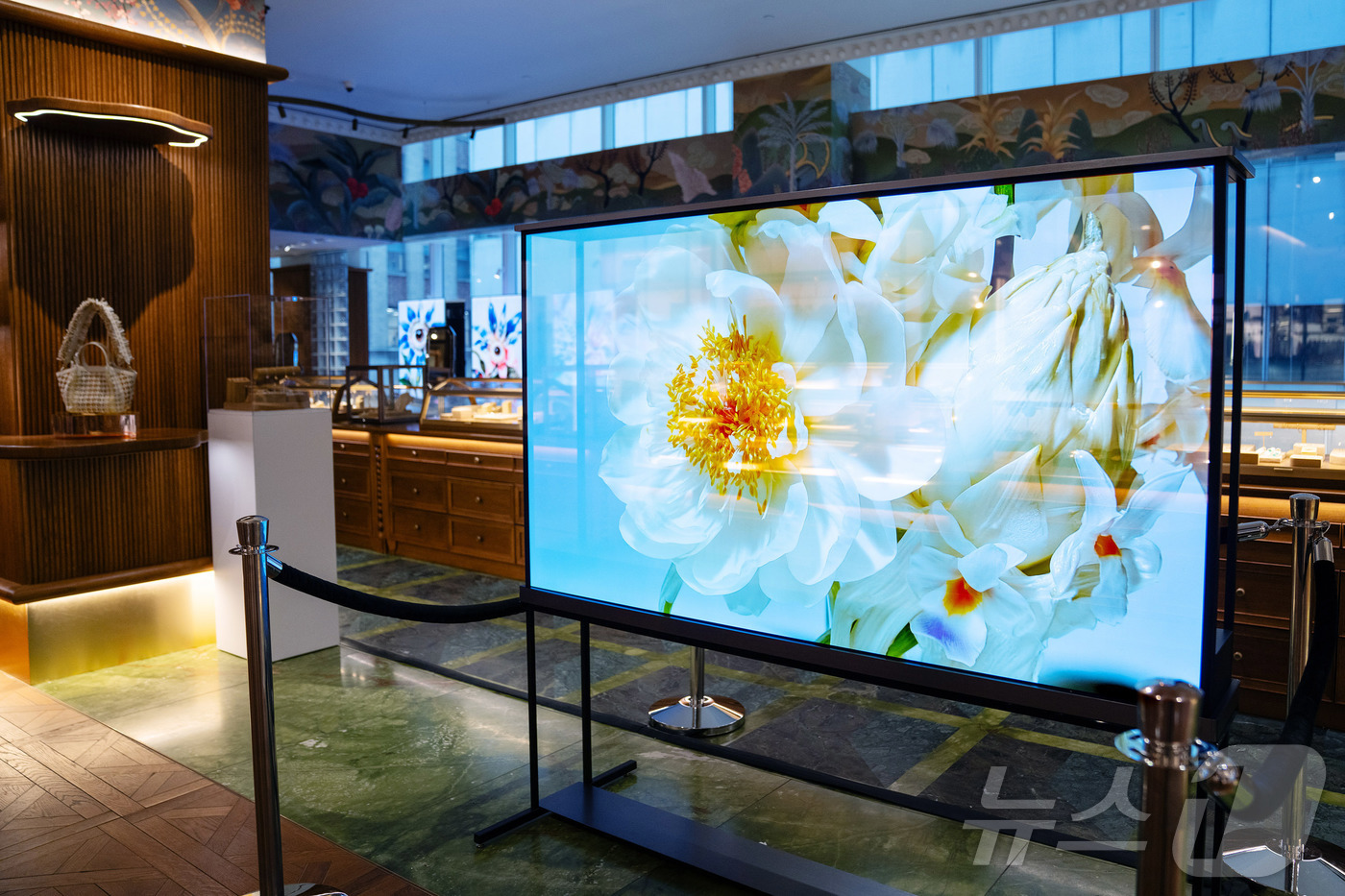 (서울=뉴스1) = LG전자가 미국 뉴욕의 명품 백화점 ‘쁘렝땅’에서 아트 콘텐츠 감상을 통해 LG 올레드 TV의 압도적 화질을 고객들이 체험할 수 있는 특별 전시를 진행한다고 2 …