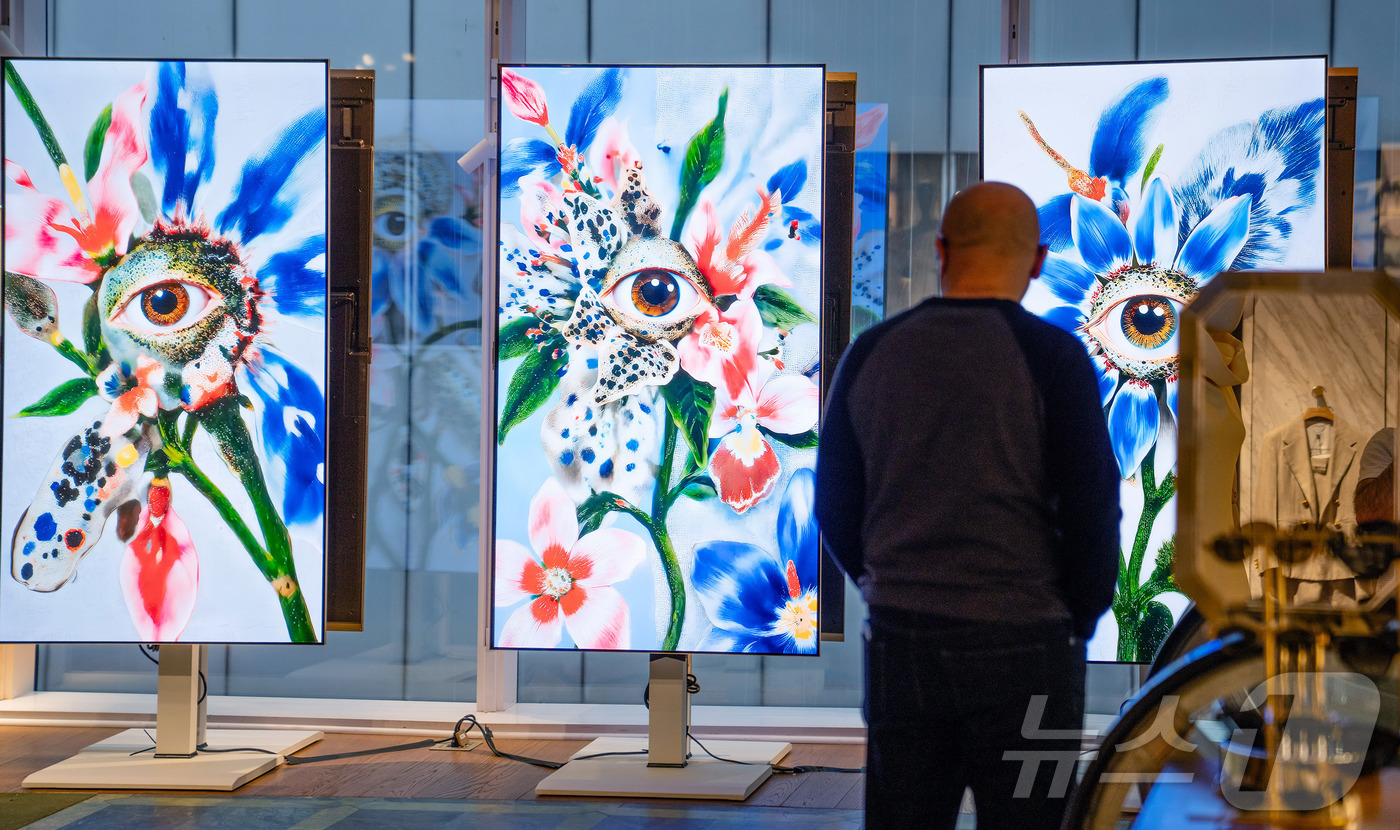 (서울=뉴스1) = LG전자가 미국 뉴욕의 명품 백화점 ‘쁘렝땅’에서 아트 콘텐츠 감상을 통해 LG 올레드 TV의 압도적 화질을 고객들이 체험할 수 있는 특별 전시를 진행한다고 2 …