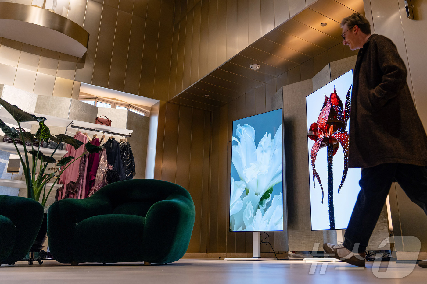 (서울=뉴스1) = LG전자가 미국 뉴욕의 명품 백화점 ‘쁘렝땅’에서 아트 콘텐츠 감상을 통해 LG 올레드 TV의 압도적 화질을 고객들이 체험할 수 있는 특별 전시를 진행한다고 2 …