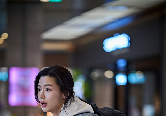 '군체', 전지현 캐릭터 스틸…감염자들과 함께 갇힌 생명공학 교수 역