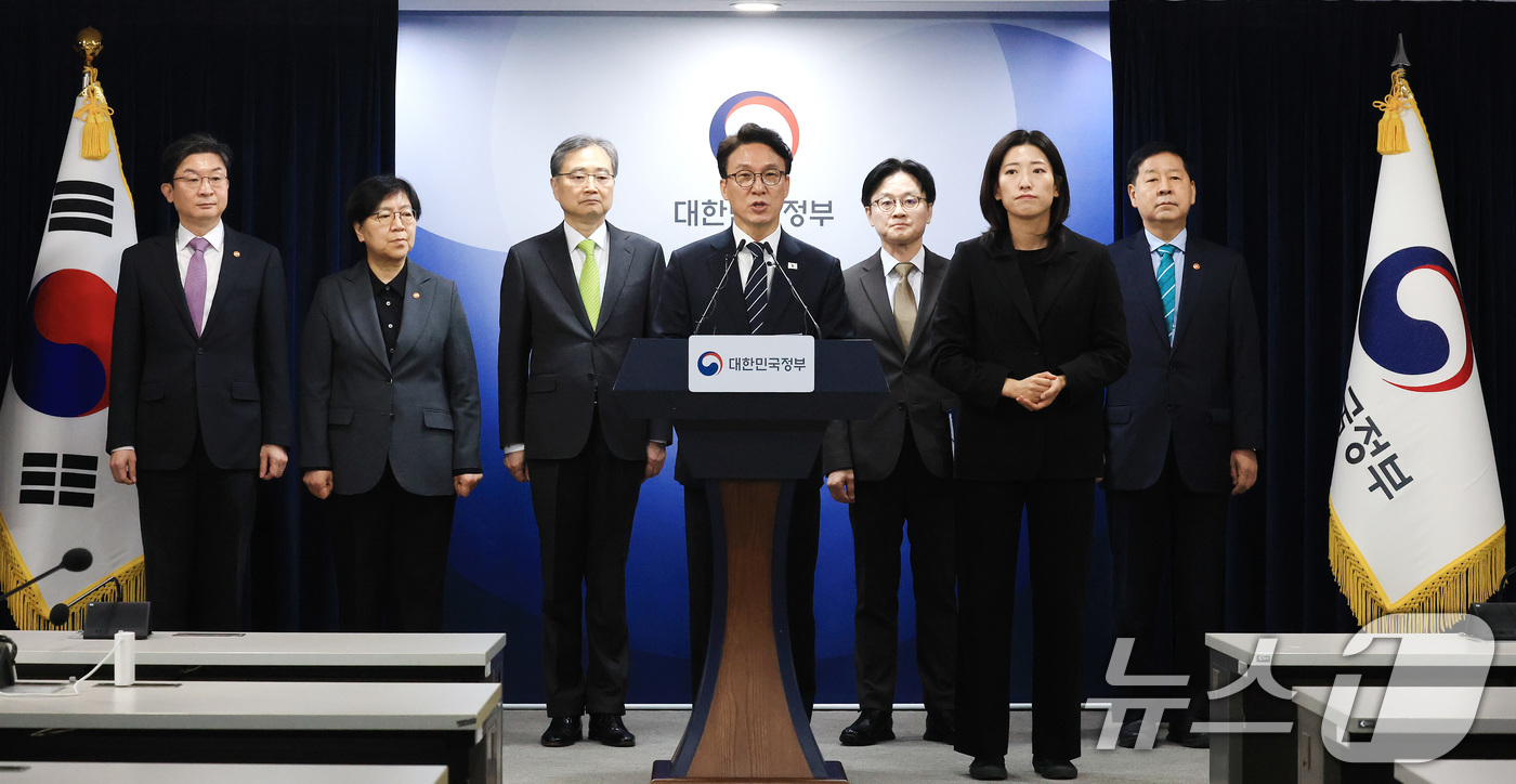 (서울=뉴스1) 임세영 기자 = 김민석 국무총리가 25일 서울 종로구 정부서울청사에서 비상경제 대응체계 관련 브리핑을 하고 있다. 2026.3.25/뉴스1