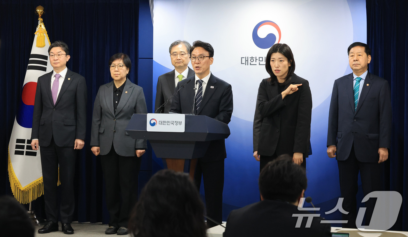 (서울=뉴스1) 임세영 기자 = 김민석 국무총리가 25일 서울 종로구 정부서울청사에서 비상경제 대응체계 관련 브리핑을 하고 있다. 2026.3.25/뉴스1